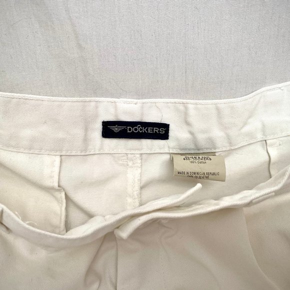 Vintage White Pleated Front Light Denim Shorts - Picture 9 of 12